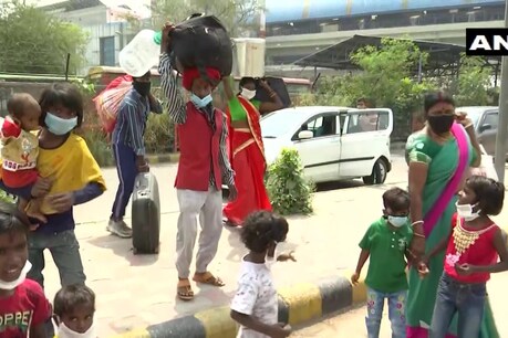 साल 2020 में कोरोना वायरस की मार झेलने वालों में एक वर्ग प्रवासी मजदूर का भी है. (फोटो: ANI/Twitter)