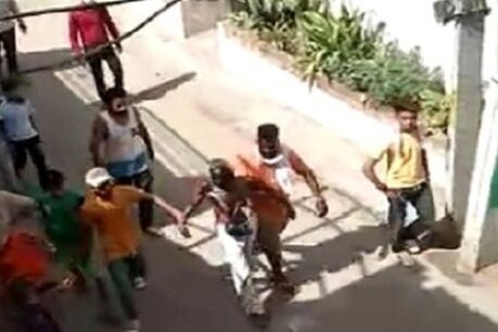 लुधियाना में 70 साल के बुजुर्ग का मुंह काला कर मोहल्ले में घुमाते स्थानीय लोग.