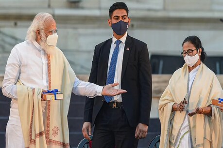 प्रधानमंत्री नरेंद्र मोदी के साथ पश्चिम बंगाल की सीएम ममता बनर्जी। (फोटो: पीटीआई)