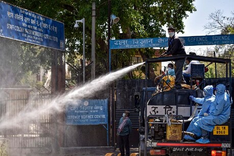 किसी घर में कोराना संक्रमित व्यक्ति है तो घर सेनीटाइज करने के लिए कह सकते हैं.
(File Photo)