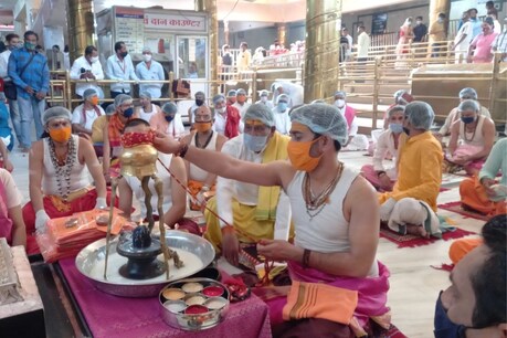 उज्जैन के महाकालेश्वर मंदिर में कोरोना को खत्म करने के लिए अनुष्ठान शुरू कर दिया गया है.