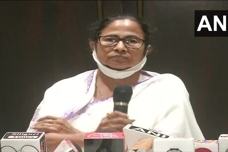 टीएमसी ने भी हिंसा को लेकर चुनाव आयोग को पत्र लिखा है. (फोटो: ANI/Twitter)
