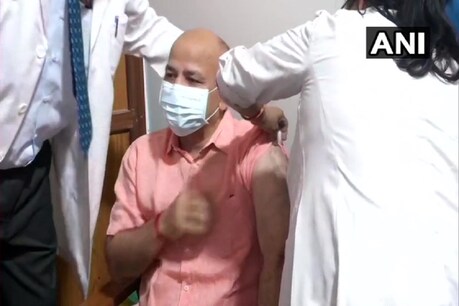 कोरोना का टीका लगवाते मनीष सिसोदिया.