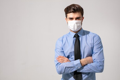 अध्ययन में मास्क (Mask) को ज्यादा जरूरी और प्रभावी माना गया है. (प्रतीकात्मक तस्वीर: अध्ययन में मास्क (Mask) को ज्यादा जरूरी और प्रभावी माना गया है. (प्रतीकात्मक तस्वीर: shutterstock))