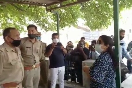 मेरठ में मास्क अभियान चला रही पुलिस को एक महिला ने पुलिस वालों को मास्क सही से नहीं लगाने पर नसीहत दे डाली.
