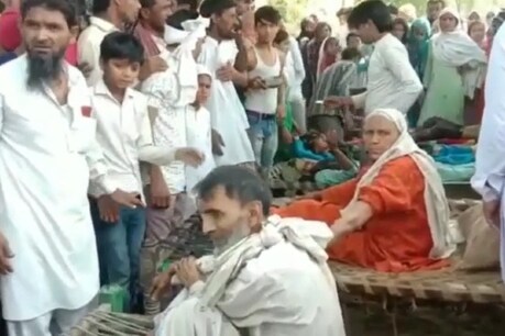 खूनी-संघर्ष के बाद ग्रामीणों से घिरे जख्मी लोग.