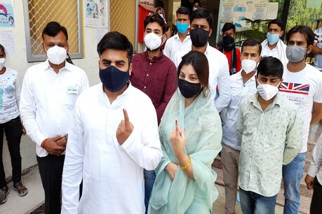उत्तर प्रदेश के बदायूं से पूर्व सांसद धर्मेंद्र यादव ने सैफई में वोट डाला
