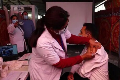 नेपाल में कोरोना वैक्सीनेशन कार्यक्रम भी जारी है. (फाइल फोटो)
