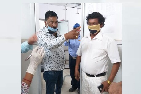 गुस्साए डॉक्टरों ने फिर से हड़ताल कर दी है जिससे कोविड डेडिकेटेड अस्पताल में हाहाकार मच गया है.
