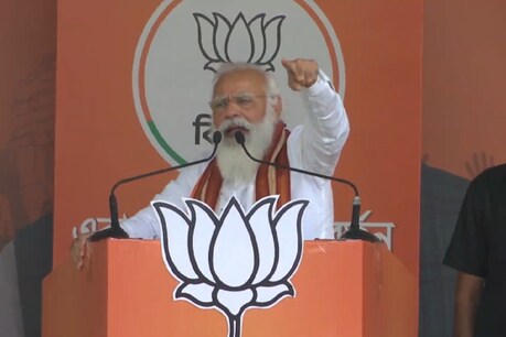 बंगाल के हावड़ा में एक चुनावी रैली को संबोधित करते पीएम नरेंद्र मोदी. (BJP4India Twitter/6 April 2021)