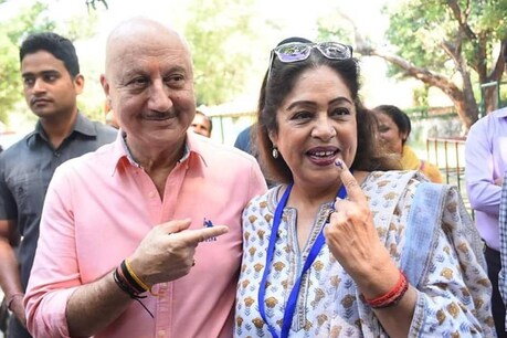 पति अनुपम खेर के साथ क‍िरण खेर. (@kirronkhermp/Instagram)