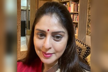 नगमा ने कुछ दिन पहले ही कोरोना वैक्सीन की पहली खुराक ली थी. (फोटो साभारः Twitter @nagma_morarji)