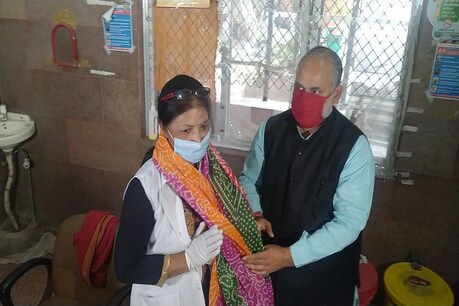 निगम की ओर से बनाए गए वैक्सीनेशन सेंटरों में निगम नेताओं ने लोगों काे सम्मान देकर उत्साह बढ़ाया.
