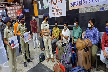 रेलवे ने Covid नियमों का पालन नहीं करने वाले यात्रियों पर कड़ी कार्रवाई करने का फैसला किया है.
