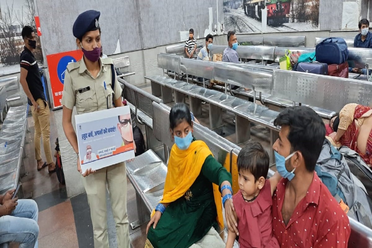 COVID-19, Coronavirus, Northern Railway, Ashutosh Gangal, Delhi Division, Hazrat Nizamuddin, Anand Vihar Terminal Railway station, RPF, Covid-19 Awareness campaign कोविड-19, कोरोना वायरस, उत्तर रेलवे, आशुतोष गंगल, दिल्ली मंडल, हजरत निजामुद्दीन, आनंद विहार टर्मिनल रेलवे स्टेशन, आरपीएफ, रेलवे सुरक्षा बल, कोविड-19 जागरूकता अभियान