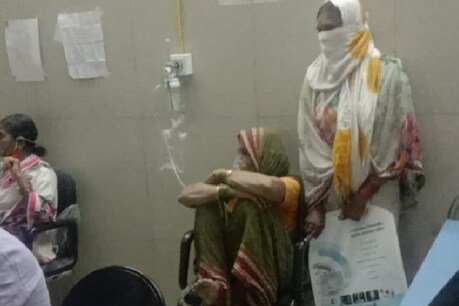 कोरोना वायरस संक्रमण के रिकॉर्ड मरीजों के चलते महाराष्ट्र के विभिन्न अस्पतालों में बेड कम पड़ गए हैं. (फोटो-
ट्विटर)