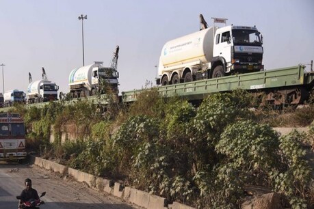 लिक्विड मेडिकल ऑक्सीजन के परिवहन के लिए रेल वैगन के जरिए खाली टैंकरों को एक स्थान से दूसरे स्थान पर ले जाया जा रहा है.