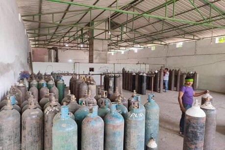 उत्तर प्रदेश में 13 नए ऑक्सीजन प्लांट लग रहे हैं.