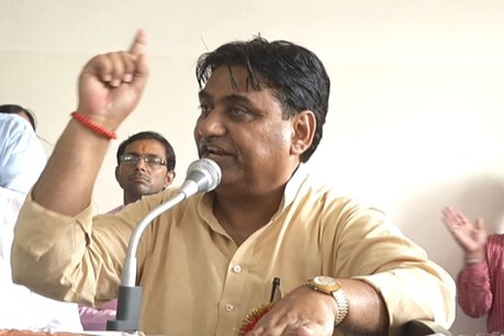 डोटासरा का कहना है कि पढ़ाई लिखाई कराने के बजाय मंत्रियों के दरवाजे पर जाकर अपनी बेवजह की मांग रखते हैं ऐसे शिक्षक संगठन अब बर्दाश्त नहीं किये जायेंगे.