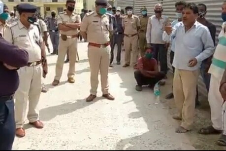 जिंदा मरीज को मृत बताकर कोई और लाश सौंप देने के मामले के बाद परिजनों ने अस्पताल में हंगामा किया.