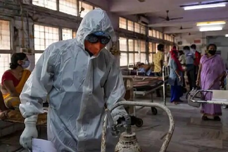 पुणे में कई वैक्सीन सेंटर टीके की कमी के कारण बंद हो चुके हैं.