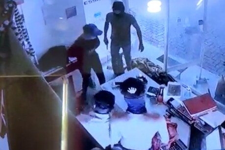 इंदौर से चौंकाने वाला सीसीटीवी फुटेज सामने आया है. इस वीडियो से पुलिस की मुस्तैदी पर सवाल खड़े होते हैं.