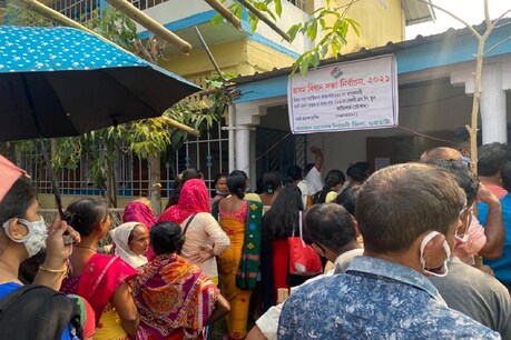 असम में पोलिंग बूथ पर वोट डालने के लिए लाइन में लगे मतदाता.