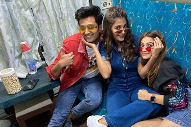  इतना ही नहीं, तेलुगू से अलग तमिल फिल्म में भी पूजा की काफी डिमांड है. वह जल्द ही डायरेक्टर नेल्सन दिलीप कुमार की फिल्म में सुपरस्टार विजय के अपोजिट दिखेंगी. (Photo- हाउसफुल 4 के दौरान रितेश देशमुख और कीर्ति के साथ पूजा हेगड़े)