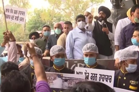 अमृतसर में कोरोना को लेकर लगाई पाबंदियों का विरोध करते होटल कारोबारी.