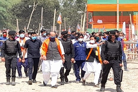बंगाल में एक चुनावी रैली के दौरान राजनाथ सिंह.