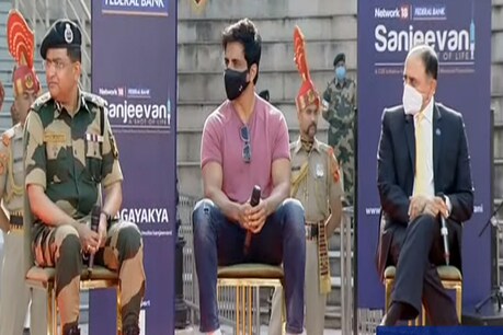 अटारी सीमा पर Network18- Federal Bank के कैंपेन में मौजूद डीजी बीएसफ राकेश अस्थाना, फेडरल बैंक के सीईओ श्याम श्रीनिवासन , अभिनेत सोनू सूदन