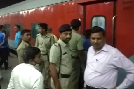 समस्तीपुर रेलवे स्टेशन पर डिब्रूगढ़ से दिल्ली जा रही राजधानी एक्सप्रेस की एक बोगी में आग लग गई, जिससे वहां पर अफरातफरी मच गई.