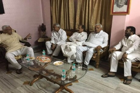 CM नीतीश के साथ दिखे RJD के शिवानंद तिवारी व श्याम रजक.