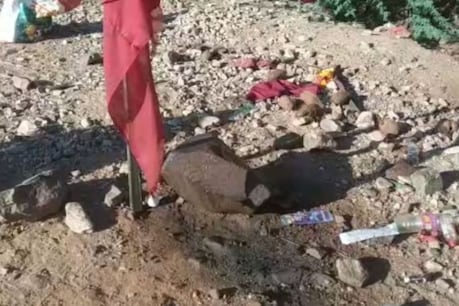 सीकर में भैरूजी मंदिर के रास्ते में लोगों ने शुरू कर दी पूजा.