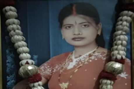 सोनभद्र की कोर्ट ने पूनम हत्याकांड में पति, सास और ससुर को उम्रकैद की सजा सुनाई है.