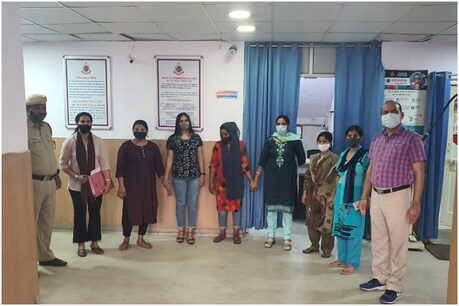 बुजुर्ग और पैसे वाले अपनी इज्जत बचाने के लिए चुपचाप पैसे दे देते थे.