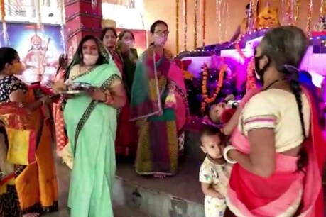 उज्जैन में महिलाओं ने जता दिया कि महामारी पर आस्था हमेशा भारी रहेगी.