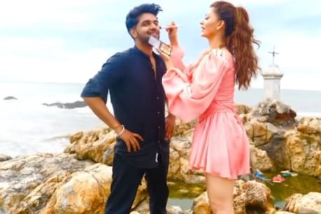 उर्वशी रौतेला ने गुरु रंधावा का किया मेकअप. (फोटो साभार: urvashirautela
/Instagram)