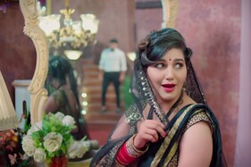 सपना चौधरी का नया गाना 'शीशा देखूंगी जरूर' रिलीज, ठुमको ने फिर ढाया कहर