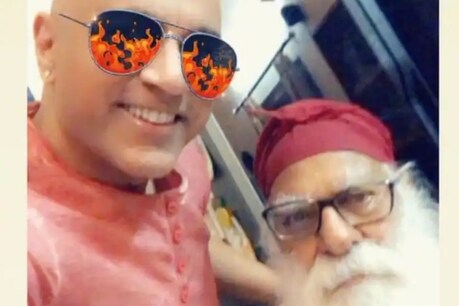 बाबा सहगल अपने पिता के साथ. फोटो साभार- @OnlyBabaSehgal/Twitter