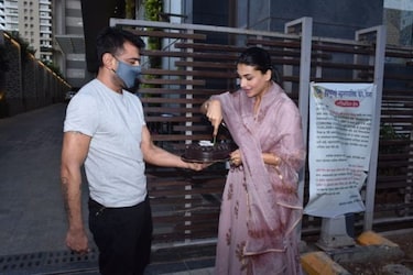  दोनों के फैन कमेंट करते हुए इन्हें टुगेदरनेस की बधाई भी दे रहे हैं और शादी को लेकर भी सवाल पूछ रहे हैं. (Photo Credit: viral bhayani)