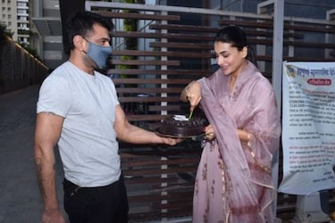  इस मौके पर एजाज खान ने पवित्रा पुनिया को लेकर अपना प्यार खुलकर जाहिर किया और मीडिया के सामने अपनी लेडी लव को किस करने से भी नहीं हिचकिचाए. (Photo Credit: viral bhayani)