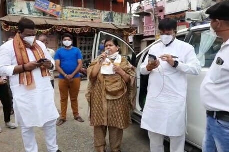 देवास आपदा प्रभारी मंत्री ऊषा ठाकुर ने लोगों के बीच जाकर उनको प्रेरित किया.