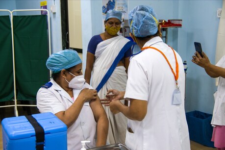 मुंबई में चल रहे 71 प्राइवेट वैक्सीन सेंटर्स में से 25 बंद हो गए हैं. (फाइल फोटो: Shutterstock)