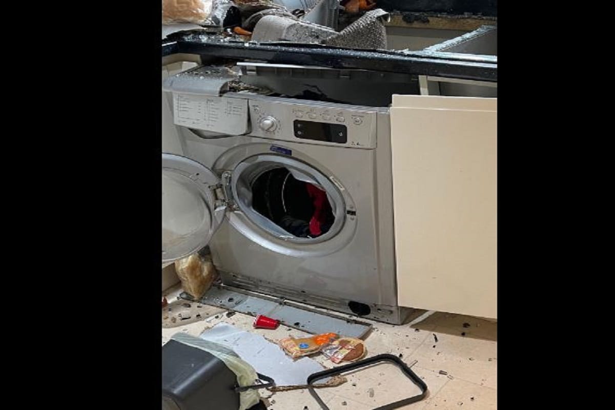 कपड़े धोते हुए वॉशिंग मशीन में हुआ ब्‍लास्‍ट, तहस नहस हो गया किचन