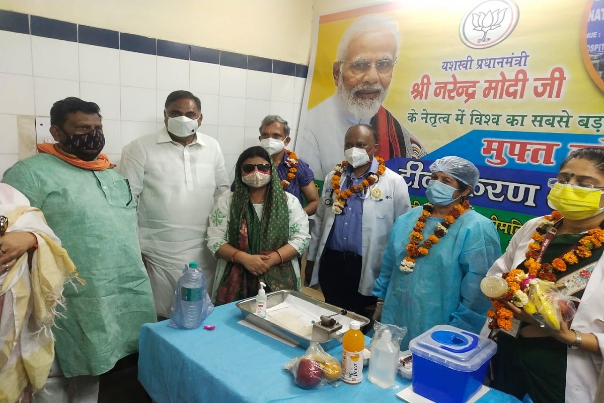 Corona virus, Covid vaccination Centres, South mcd, mcd, Welcomes People turned up for corona vaccination कोरोना वैक्सीनेशन सेंटर पर लोगों का फूल मालाओं और जूस से स्वागत किया जा रहा है.