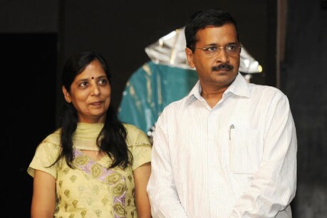 पत्नी सुनीता के साथ सीएम अरविंद केजरीवाल. फाइल फोटो.