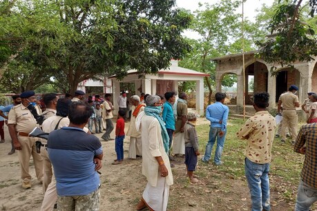 बिहार के मधुबनी में हुई हत्या की घटना के बाद जमा भीड़
