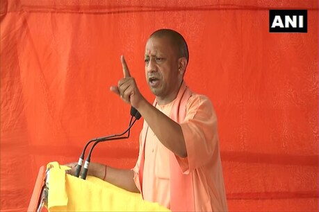 पश्चिम बंगाल के अमता में एक चुनावी रैली को संबोधित करते उत्तर प्रदेश के मुख्यमंत्री योगी आदित्यनाथ. (ANI Twitter/4 April 2021)