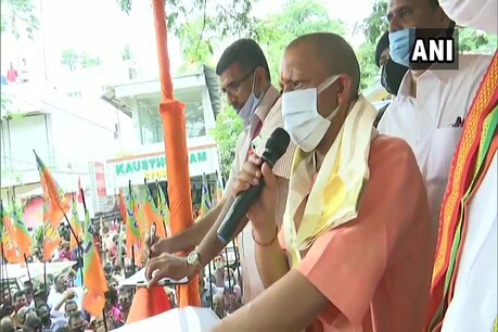 केरल में एक चुनावी रैली को संबोधित करते योगी आदित्यनाथ. (ANI/1 April, 2021)